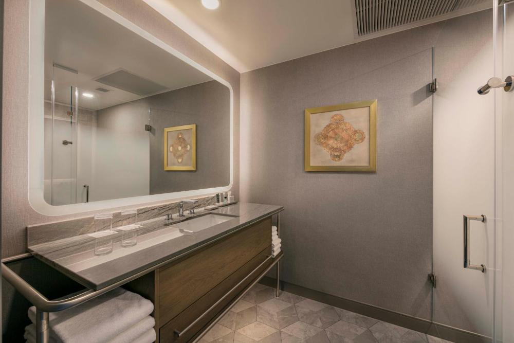 Guest room with king bed, no view interior
